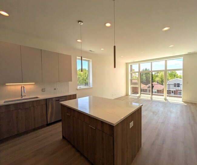 Foto del edificio - 4740 W Addison St