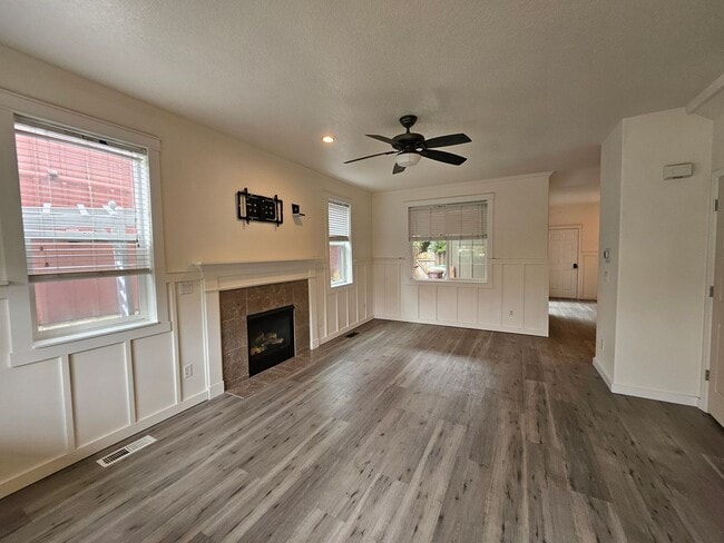 Building Photo - Modern 3 Bedroom, 2.5 Bath Home in Hillsboro with Granite Countertops and 2 Car Garage!