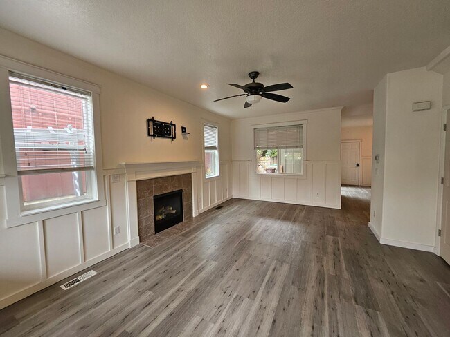 Foto del edificio - Modern 3 Bedroom, 2.5 Bath Home in Hillsboro with Granite Countertops and 2 Car Garage!