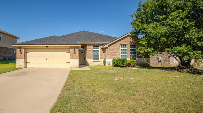 Foto del edificio - Beautiful 4-Bedroom Home with Spacious Bac...