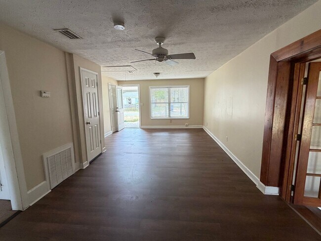 Building Photo - 3 bed 2 bath