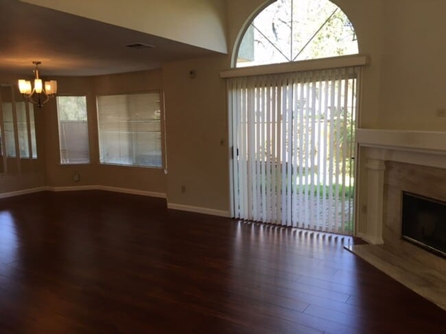 Building Photo - Great Location 3 Bedroom 2.5  Bath Townhouse