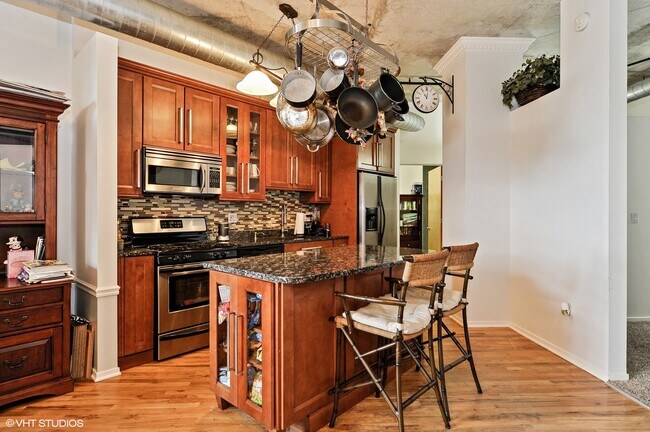 Building Photo - 6 S Laflin St