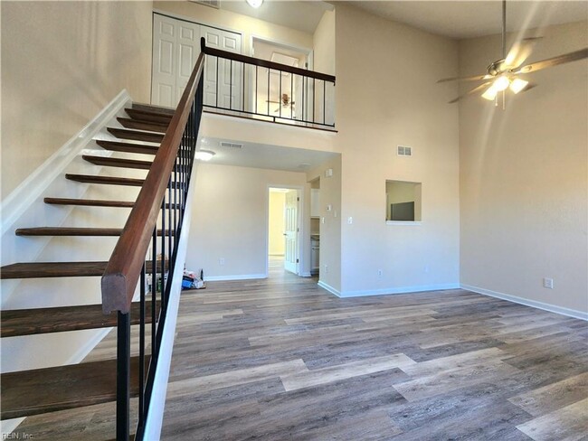 Building Photo - Renovated End Unit Townhouse in Salem Lakes!