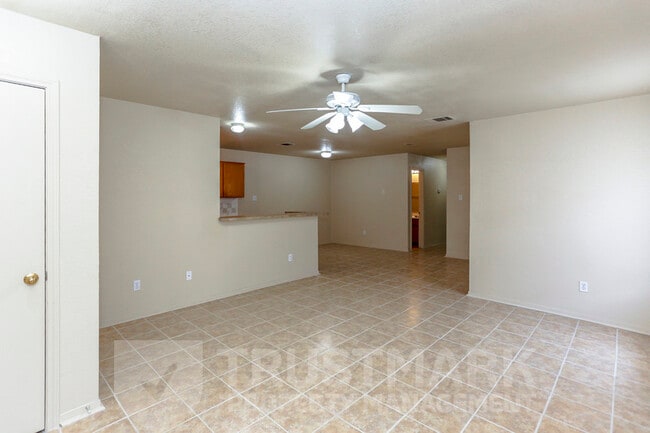 Building Photo - 932 Maplewood Dr