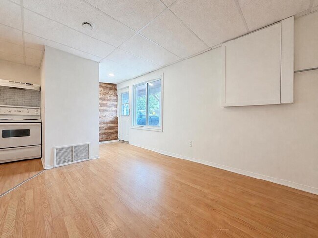 Building Photo - 433 Elmstead Rd