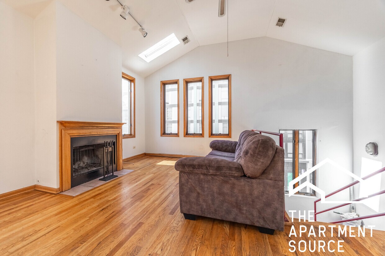 Foto principal - 817 N Milwaukee Ave