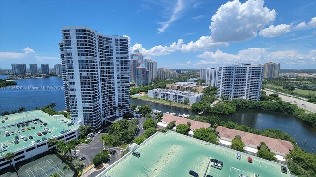 Foto del edificio - 3500 Mystic Pointe Dr