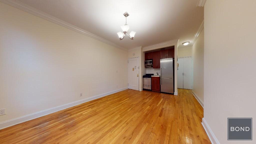 Primary Photo - 1588 York Ave