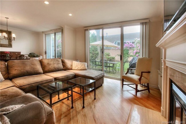 Building Photo - 1400 Post Rd E