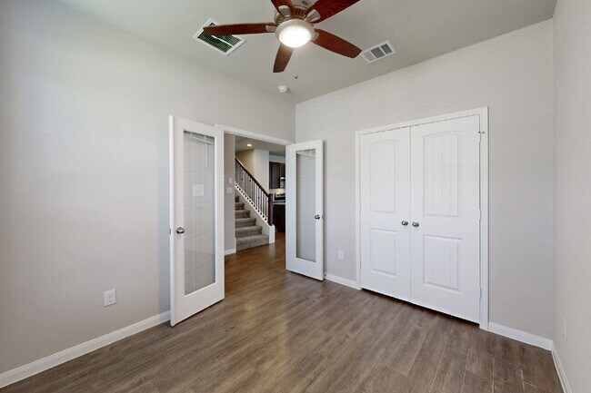 Foto del edificio - 3 bedroom, 2.5 bath with Study or 4th Bedroom and Game Room extras include Gym, Storage Racks in ...