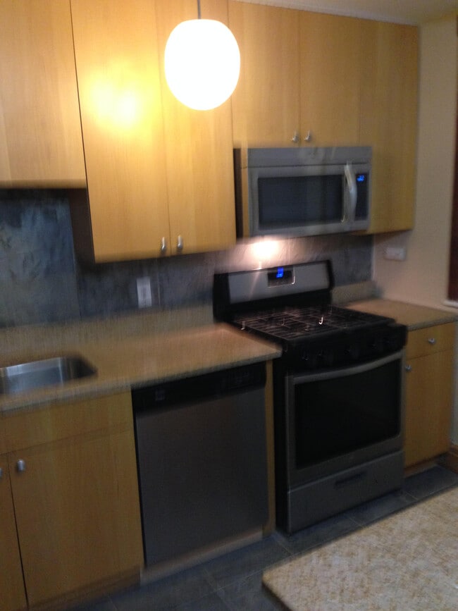 Kitchen - 4344 N Clarendon Ave