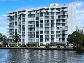 Building Photo - 1609 N Riverside Dr
