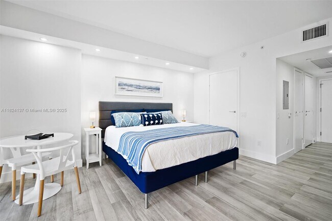 Building Photo - 1300 Brickell Bay Dr