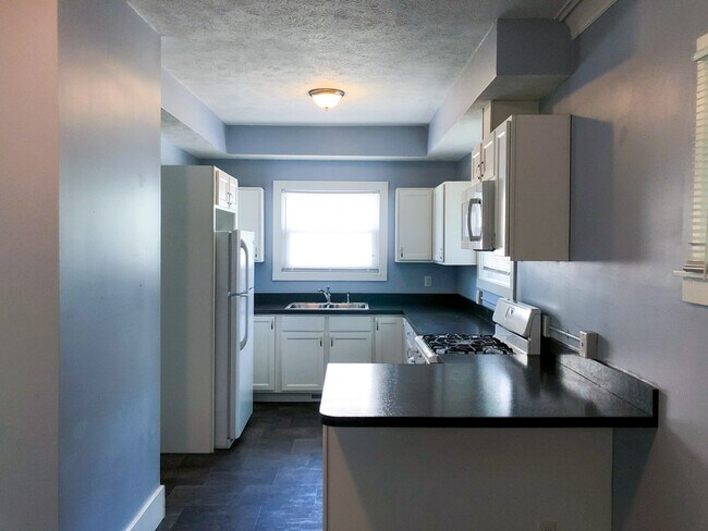 Kitchen - 10 Eastern Ave SE