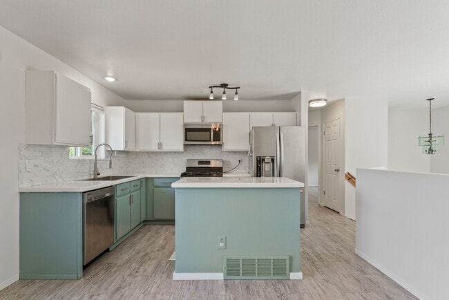 Building Photo - 2721 E Longfellow Ave
