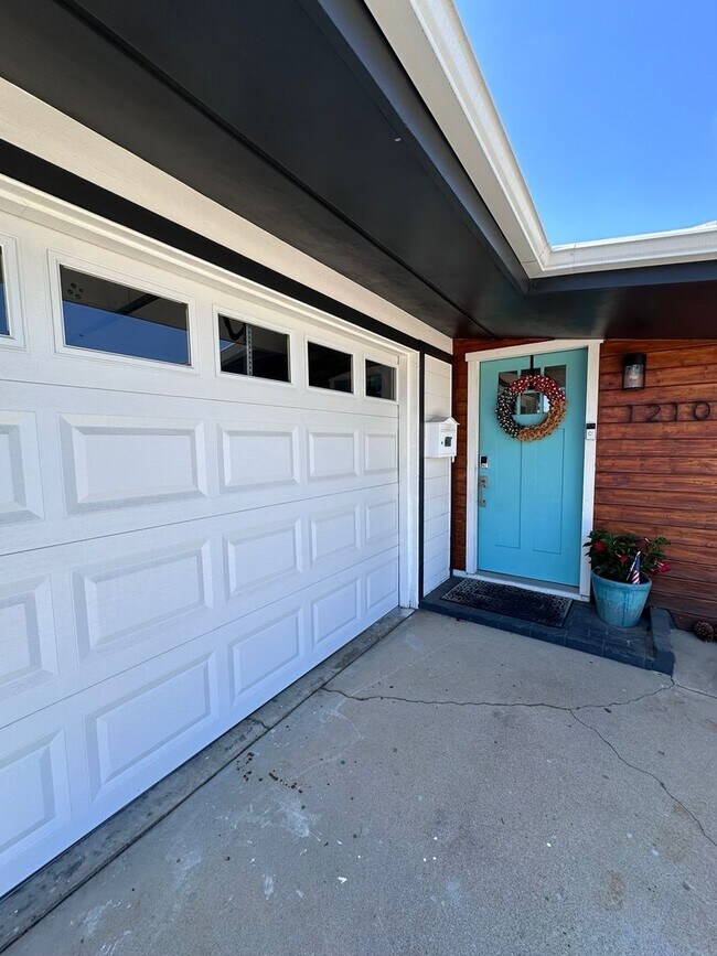 Building Photo - Open Floor Plan in this Stunning 3 bedroom 2 bath home in Imperial Beach!