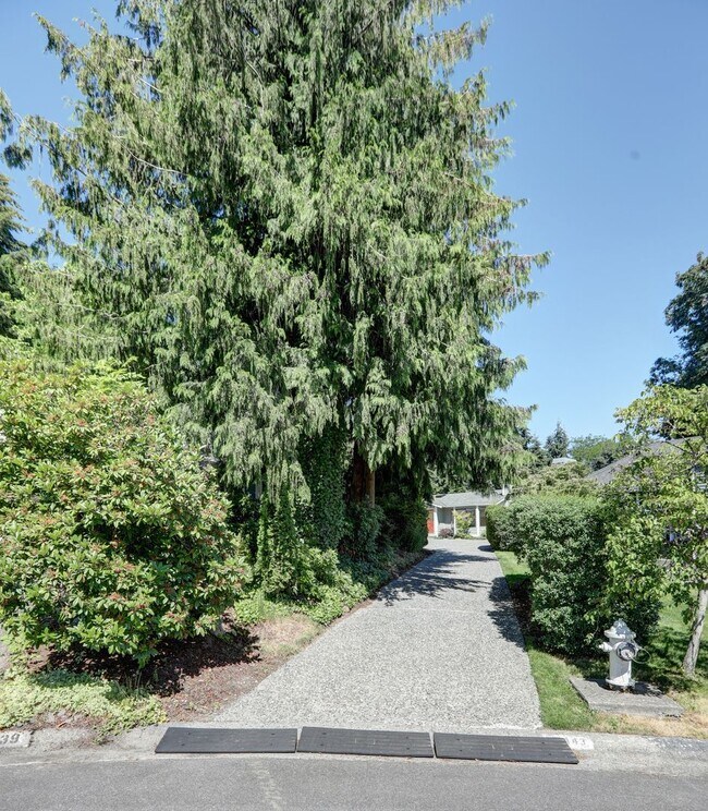 Foto del edificio - Meticulously Maintained and Updated Ramble...