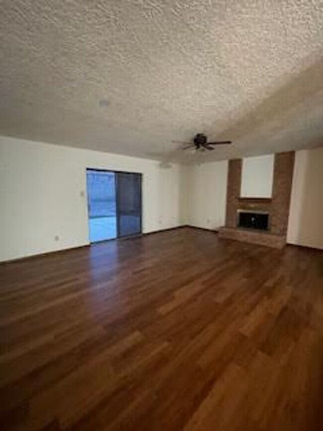 Foto del edificio - Beautiful 3 bedroom 2 bath 2 car garage ho...