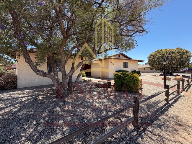 Building Photo - 3 Bedroom / 2 Bath Home with Courtyard Entry, Fireplace & Spacious Backyard