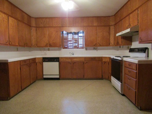 Building Photo - 5820 Labelle Rd