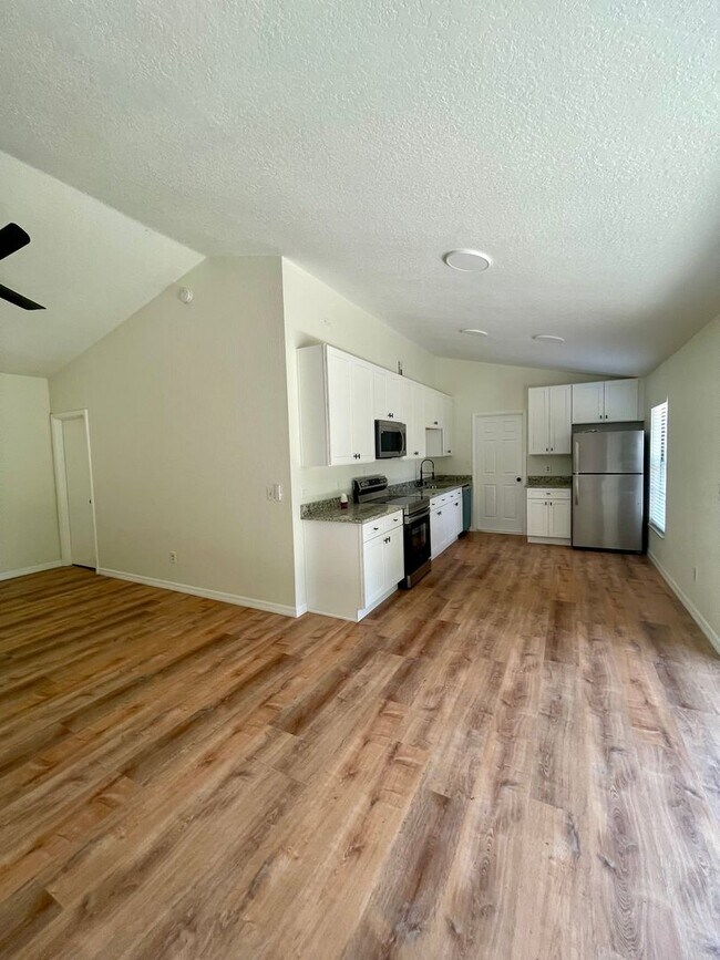 Foto del edificio - Renovated 3-Bed Home with Modern Upgrades ...