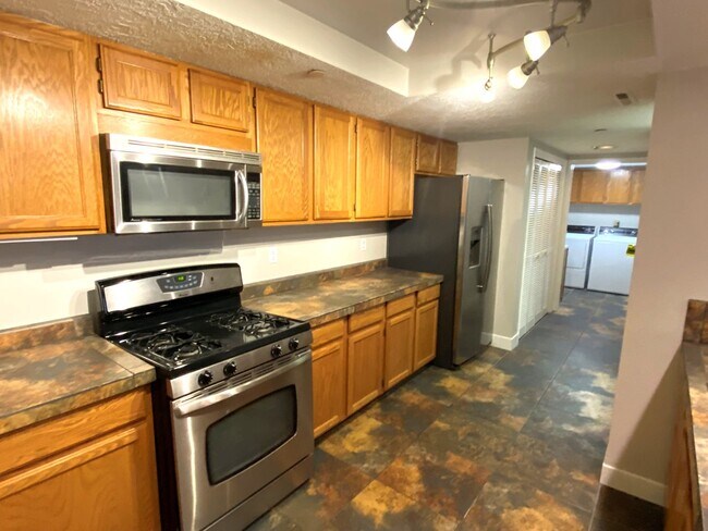 Foto del edificio - 2 Bed 2 Bath Condo in Bench Tower Condomin...