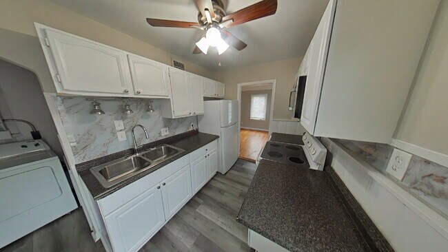 Foto del edificio - 3-Bedroom Home with Gleaming Hardwood Floors in Harper Woods!