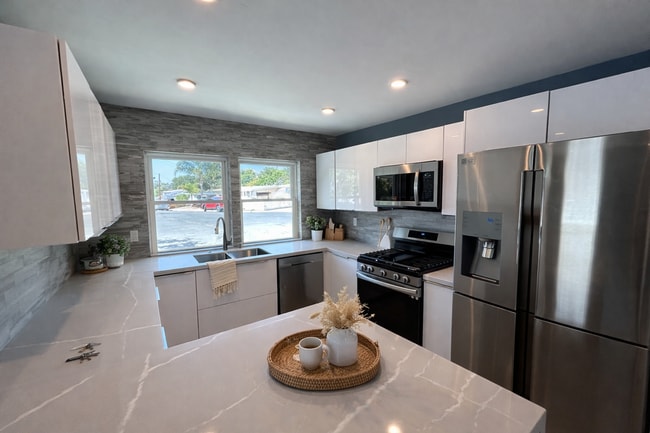 Building Photo - Newly Renovated 4 bed house!