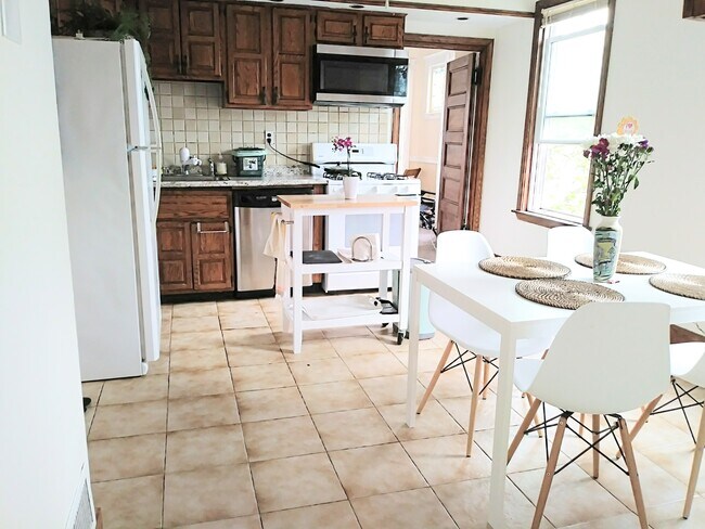 Cocina completa - 2592 Massachusetts Ave