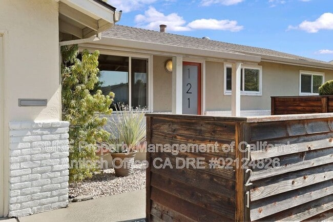 Building Photo - 121 Ridgerock Dr