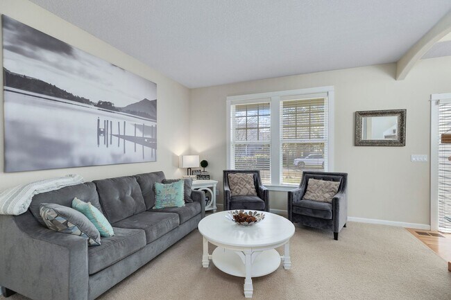Building Photo - Lovely 4 bedroom home with neighborhood pool