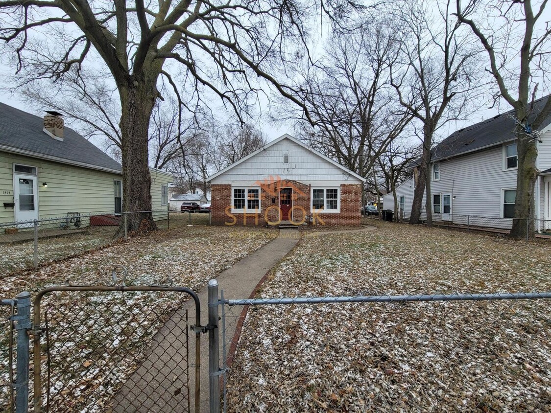 Primary Photo - CENTRALLY LOCATED 3 BR HOME