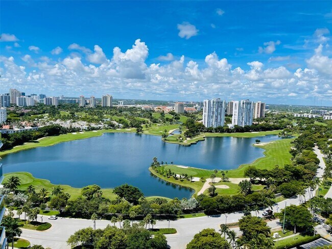 Foto del edificio - 20281 E Country Club Dr