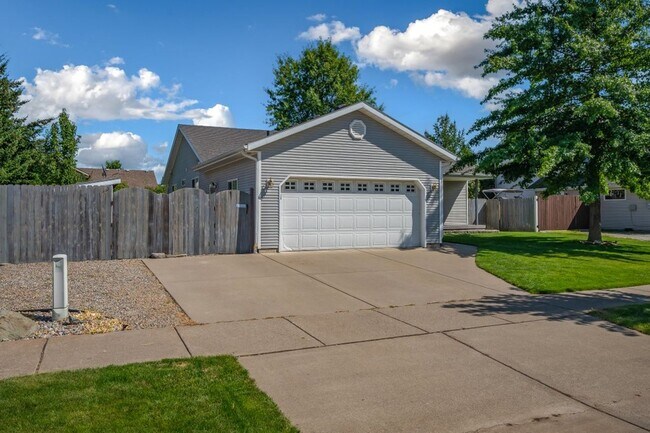 Building Photo - Broadmoore Neighborhood- 4 bed 3 bath fini...