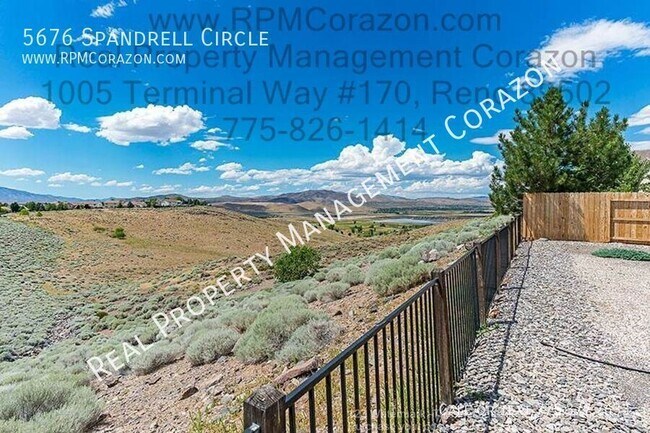Building Photo - Spacious home with amazing views!