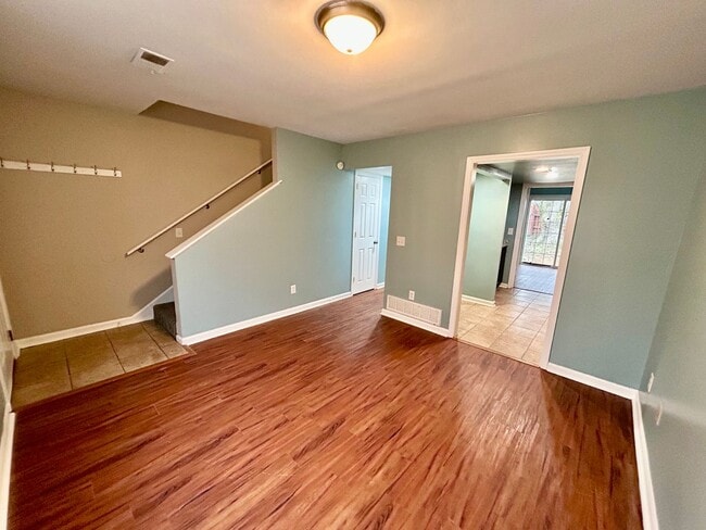 Building Photo - 2 Bedroom With a Bonus Room!