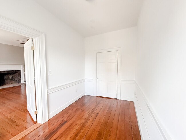 Foto del edificio - Renovated One-Bedroom Gem Steps from Train...