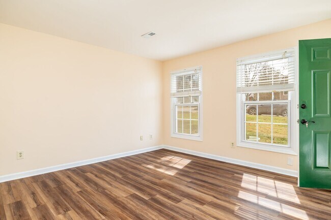 Building Photo - Knoxville 37922 - 3 bedroom, 2.5 bath home...