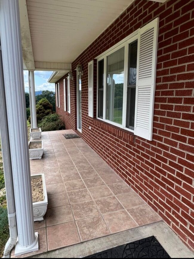 Building Photo - 1723 Quarry Rd