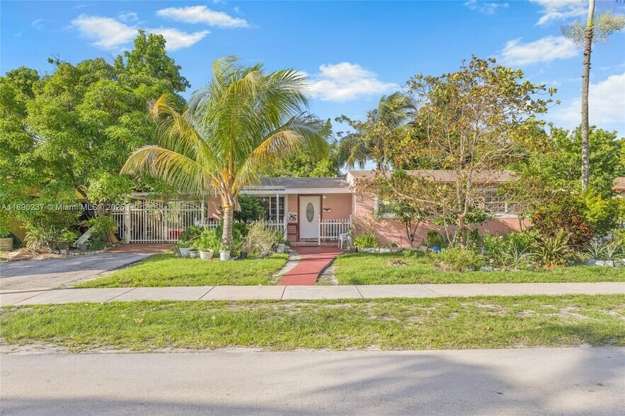 Foto principal - 1041 NW 196th Terrace