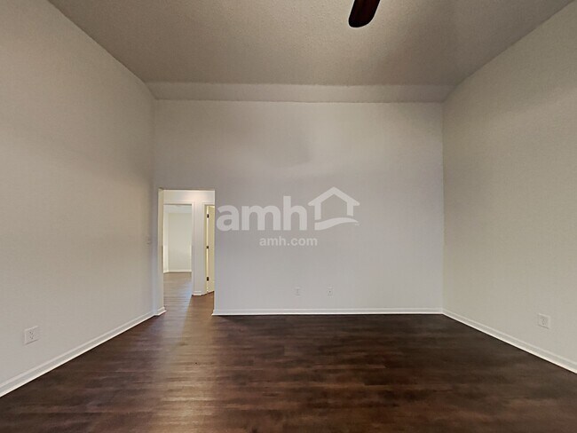 Foto del edificio - 7235 Parklake Place