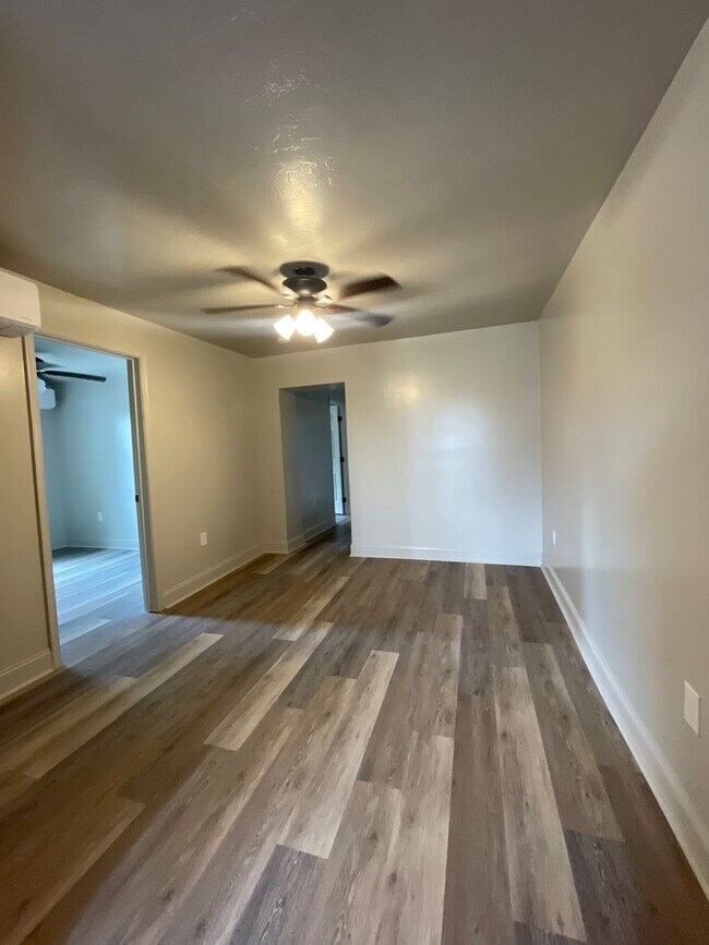 Foto del edificio - Newly RENOVATED 3 bedroom & 1 bathroom with deck Apartment in McSherrystown, PA - 3 miles from Ha...