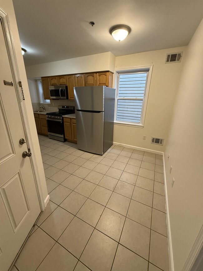 Building Photo - 621 38th St