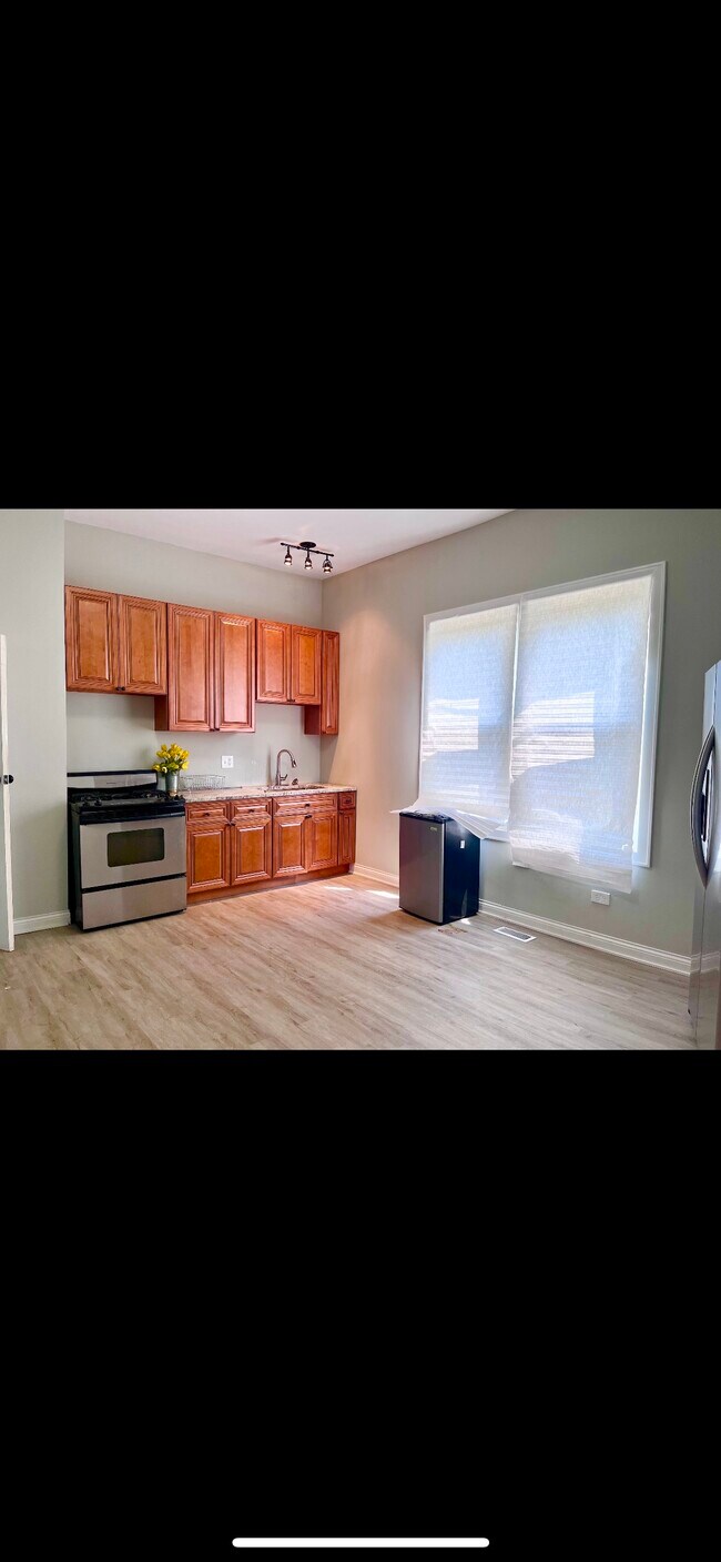 Huge modern style eat-in kitchen with spacious gigantic cabinets for storage - 5118 S Aberdeen St