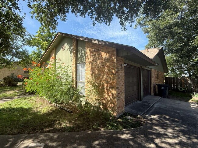 Foto del edificio - Charming Single-Story Corner Lot Home with...