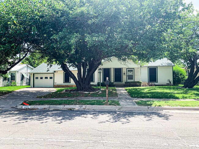 Building Photo - 1221 N Neblett St