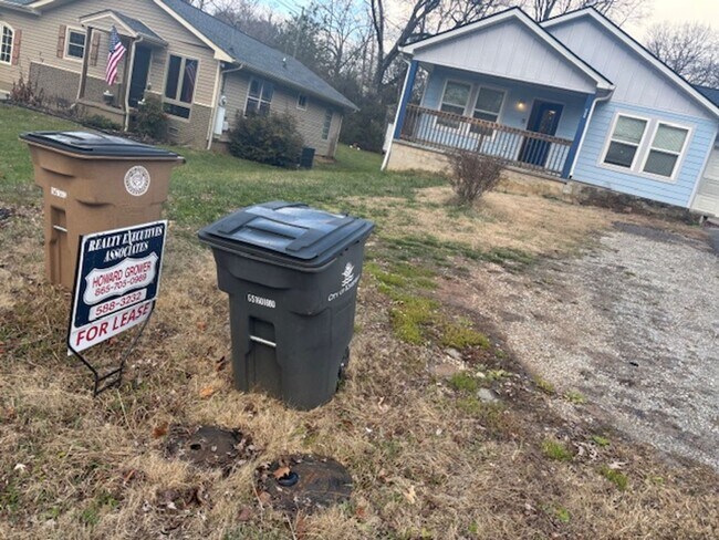 Foto del edificio - Knoxville 37920 - 3 bedroom 2 bath - call Howard Grower 865-705-0969