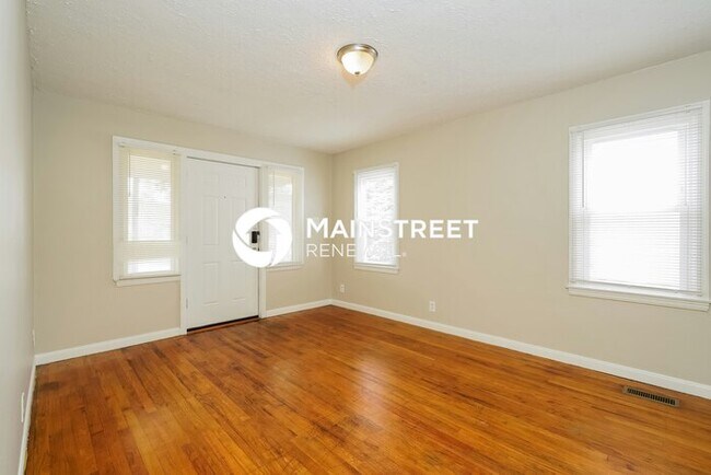 Foto del edificio - 2 Bedroom Pet-Friendly Home in Indianapolis, IN with Main Street Renewal