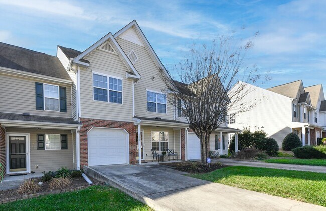 Building Photo - Updated 3 Bedroom Townhome in McAlister's ...
